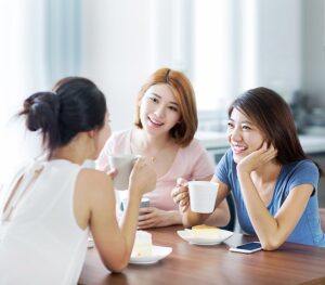 Проявление нунчи: девушки за чаепитием, внимательные друг к другу