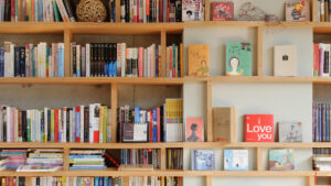 Книжный шкаф, заполненный корейскими книгами и предметами декора.
