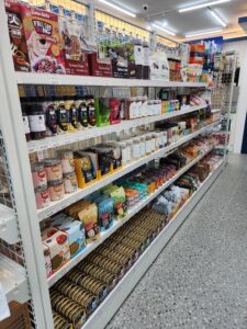 Рзнообразные лакомства и корма для собак и кошек, аккуратно расставленные на полках