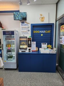 Кассовая зона и терминал оплаты в корейском зоомагазине самообслуживания