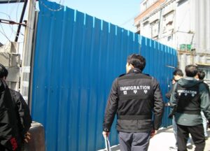 Сотрудники иммиграционной службы Южной Кореи проводят рейд на промышленном объекте