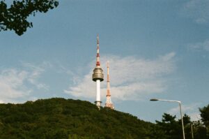 Телевизионная башня N Seoul Tower на горе Намсан в Сеуле. Будни в Корее