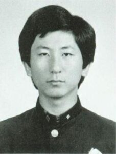 Фотография Ли Чжун Чжэ на выпускном в старшей школе, 1983 год