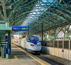 Поезд KTX прибывает на платформу вокзала в Южной Корее