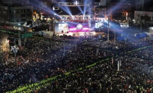 Толпы людей собираются у павильона Посингак в Сеуле на церемонию новогоднего звона колокола