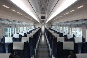 Ряды кресел внутри вагона поезда KTX в Южной Корее