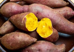 Традиционный осенний продукт Кореи - печёный сладкий картофель