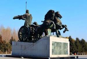 Статуя генерала Цинь Кэ на колеснице с лошадьми в городе Шэньян, Китай