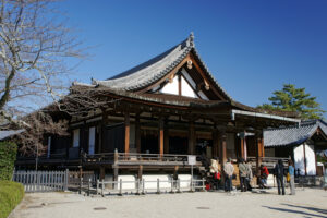 Главное здание (Кондо) буддийского храма Хорю-дзи (Horyu-ji) в Наре, Япония, с традиционной японской архитектурой, деревянными колоннами и черепичной крышей