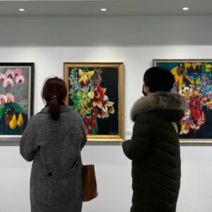 Посетители рассматривают произведения современной русской живописи в галерее Картина в Сеуле.